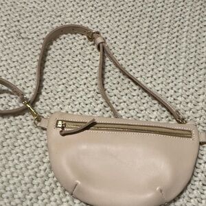 Abby alley sling bag, gardenia